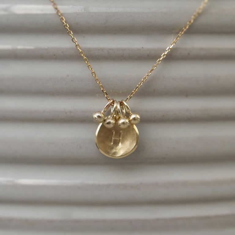 9ct yellow gold small petal charm pendant with seed ball details necklace