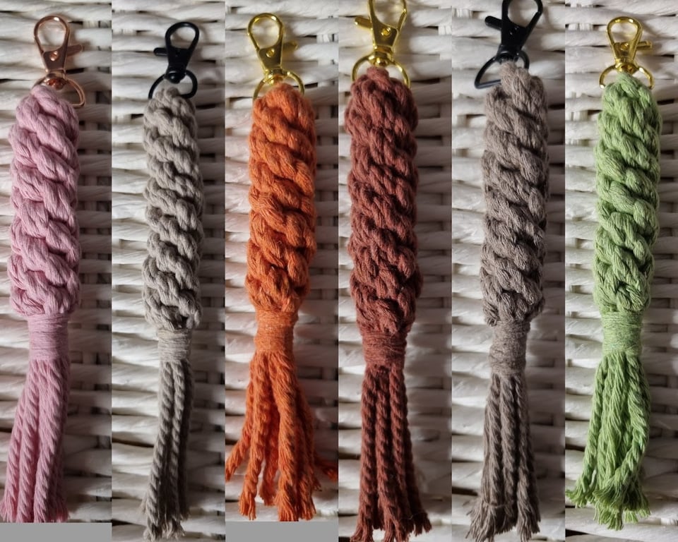 Round crown knot macrame keychain 