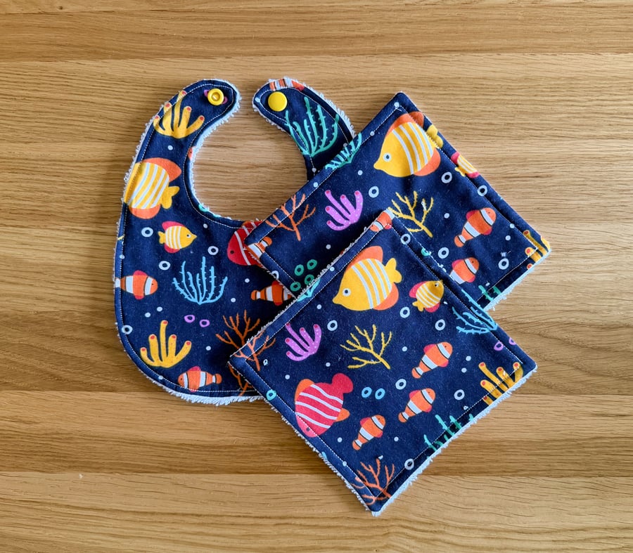 Newborn Baby Boxed Gift Set-Bib & Matching Baby Wipes Bib-Fish Design-BGS14