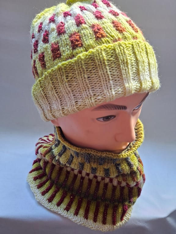 Lovely soft hand knitted Neck warmer and hat
