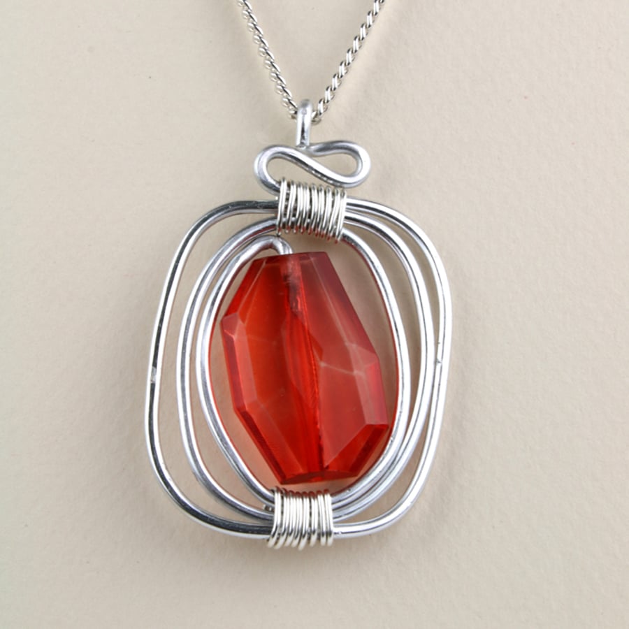 W013 RED ACRYLIC WIRE WRAPPED NECKLACE