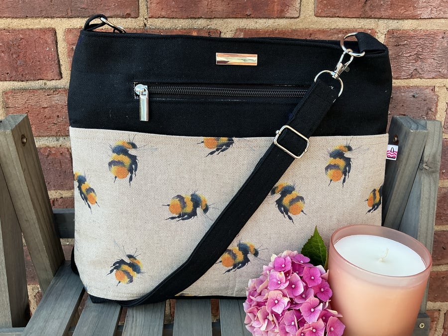 Bee Multi-pocket Shoulder Bag