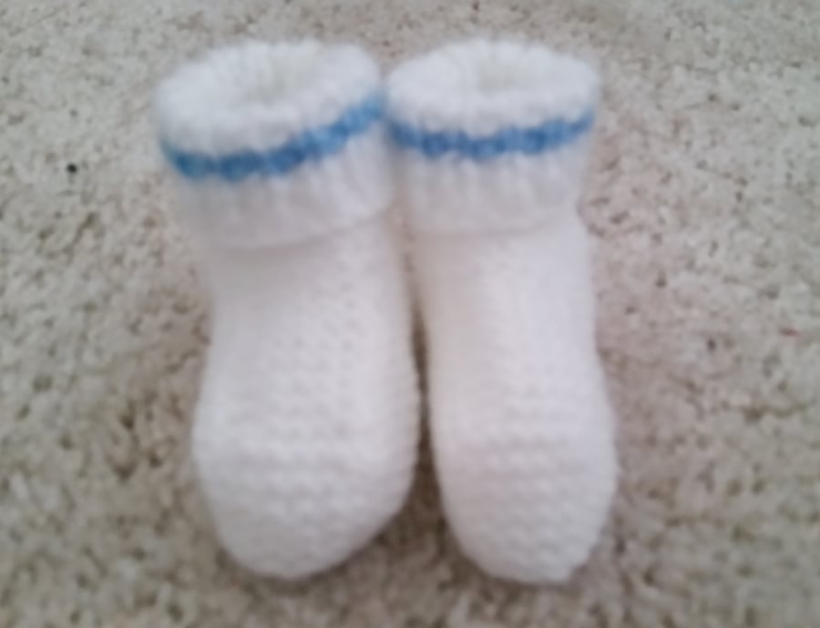 Baby booties, knitted white baby booties, baby shower gift 0-3 months