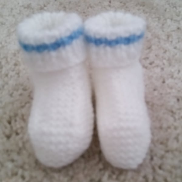 Baby booties, knitted white baby booties, baby shower gift 0-3 months