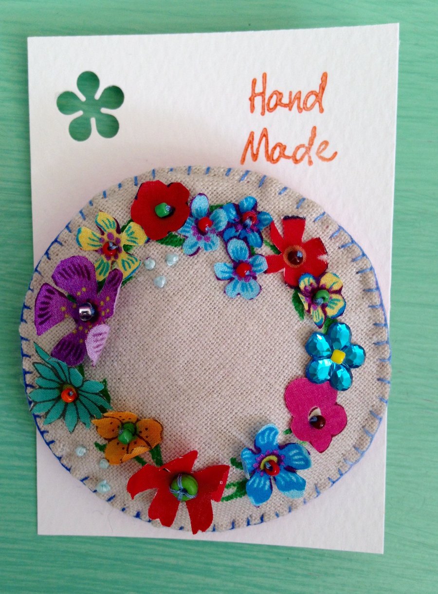 Flowery wreath brooch