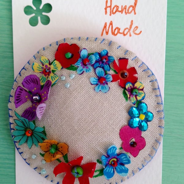 Flowery wreath brooch