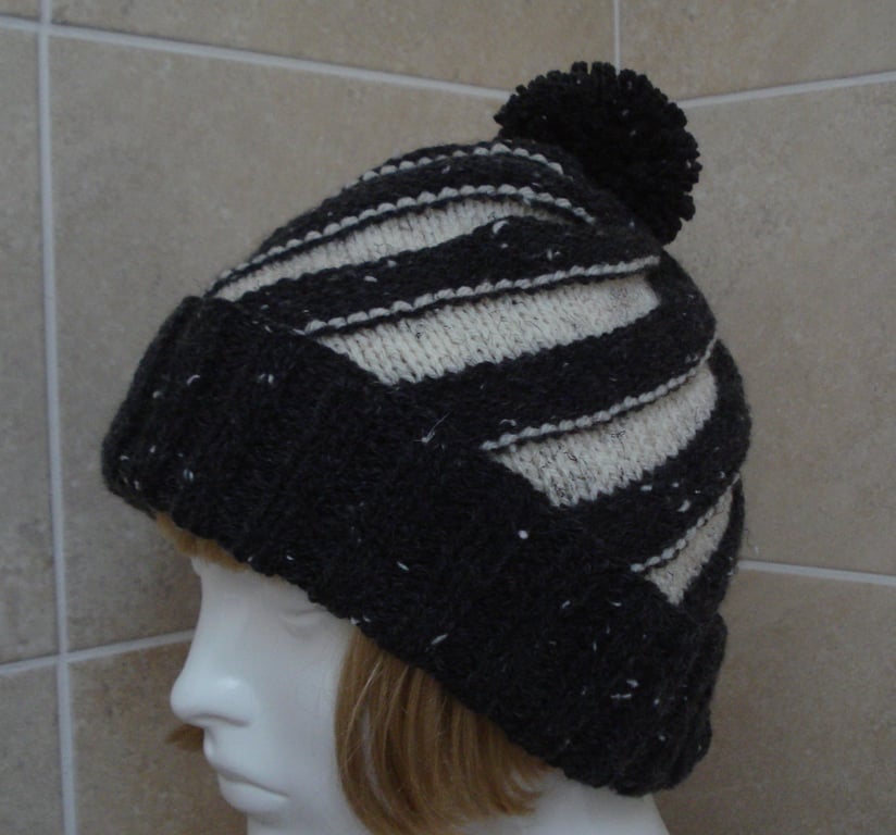 Black And Oatmeal Twirly Hat For An Adult (A82)