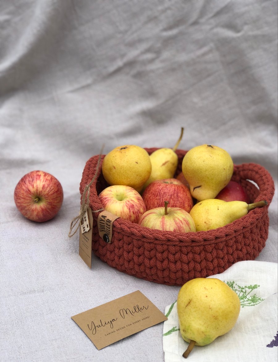 Crocheted storage basket, fruit, bread tray. 