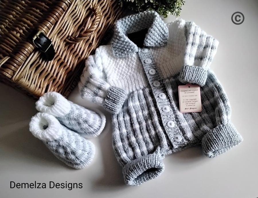 Cosy Gender Neutral Baby Knitted Romper set 0-6 months size