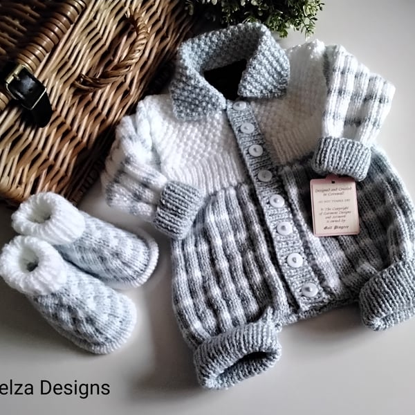 Cosy Hand Knitted Baby Knitted Romper set 0-6 months size