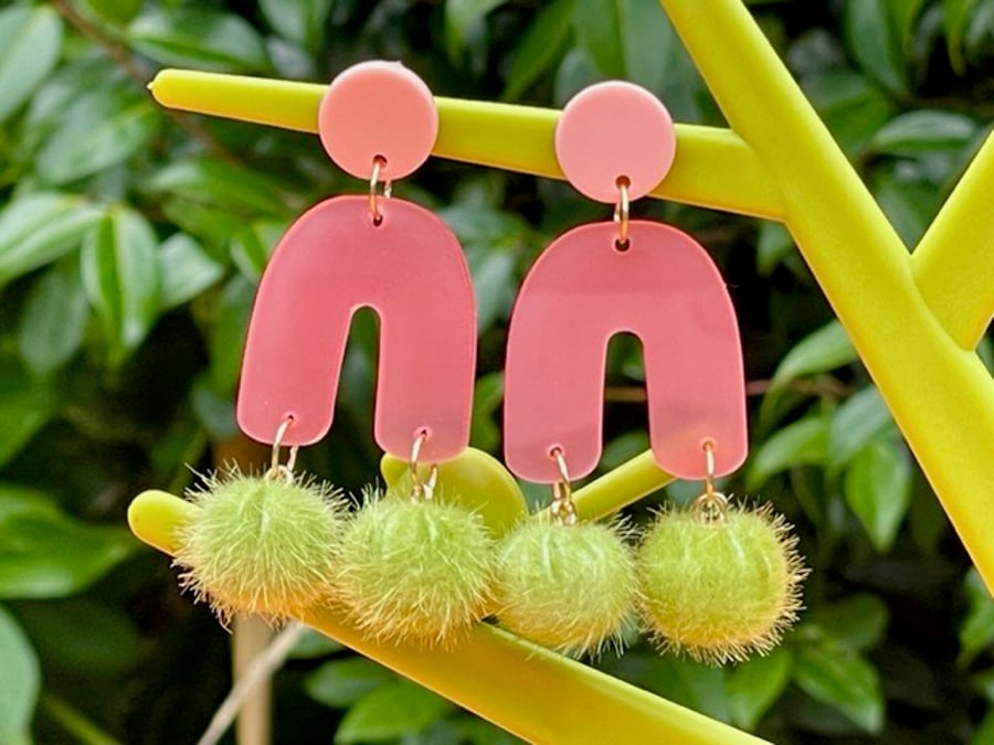 PINK AND GREEN POMPOM ARCH EARRINGS acrylic gold plated