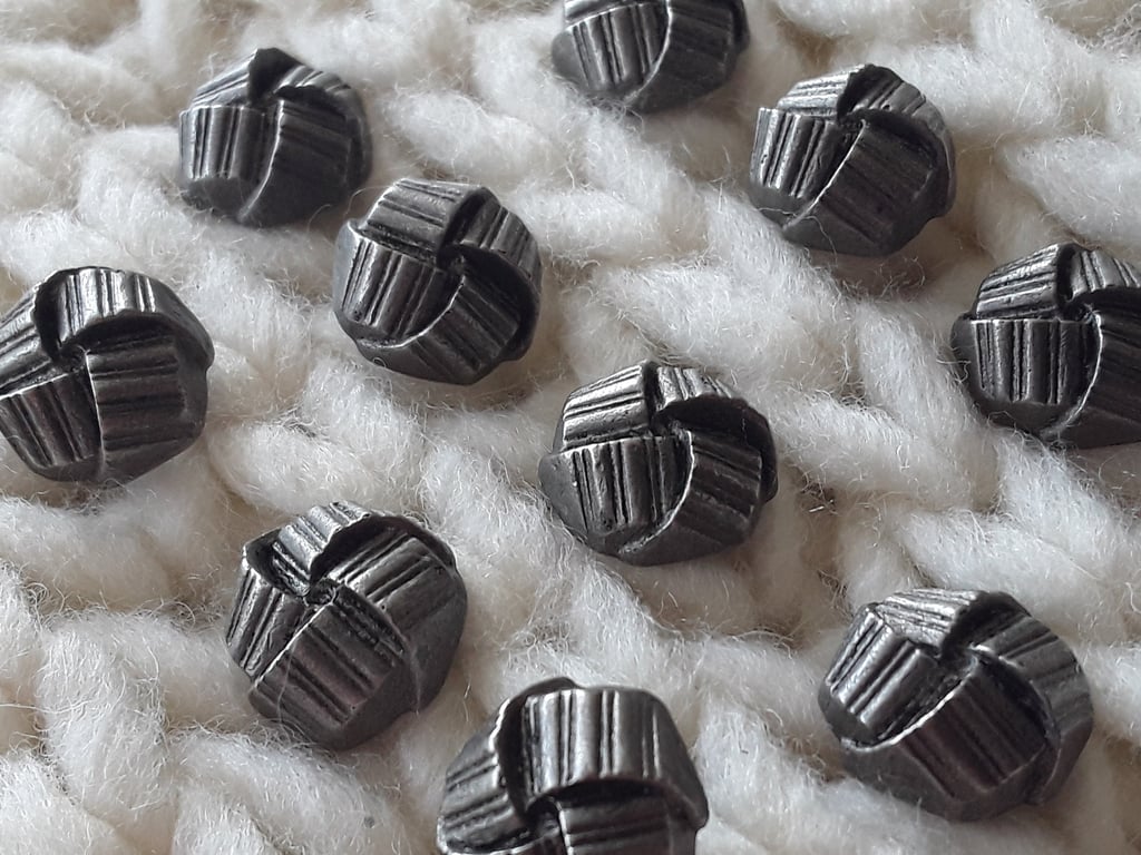 9 16" 15mm 24L Antique Silver knot buttons