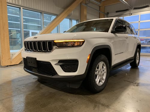 Jeep GRAND CHEROKEE LAREDO/ALT Laredo 2023