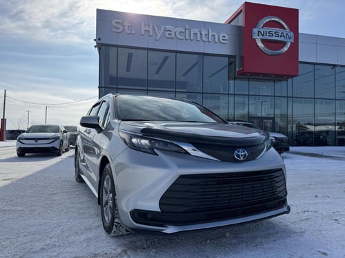 Toyota Sienna LE 2025