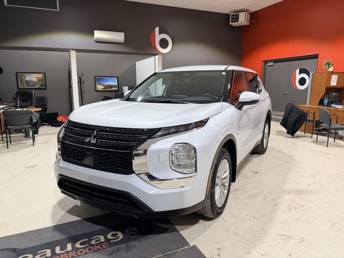 Mitsubishi Outlander ES 2024