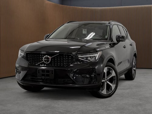 Volvo XC40 B5 AWD Plus Dark Theme 2025