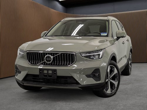 Volvo XC40 B5 AWD Plus Bright Theme 2025