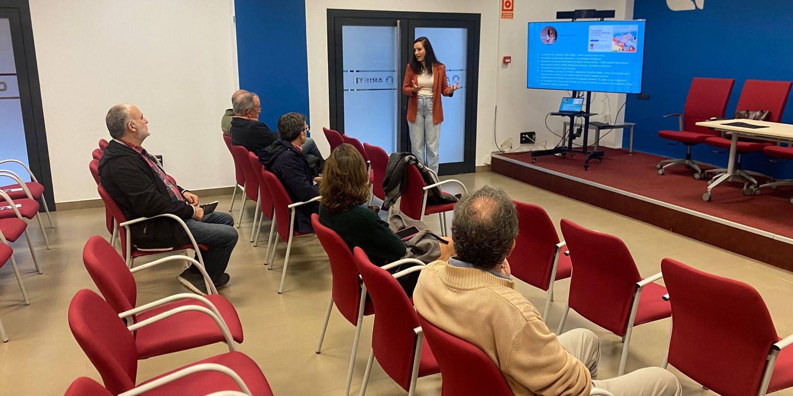 Vecinas y vecinos siguiendo una jornada informativa de COEMA