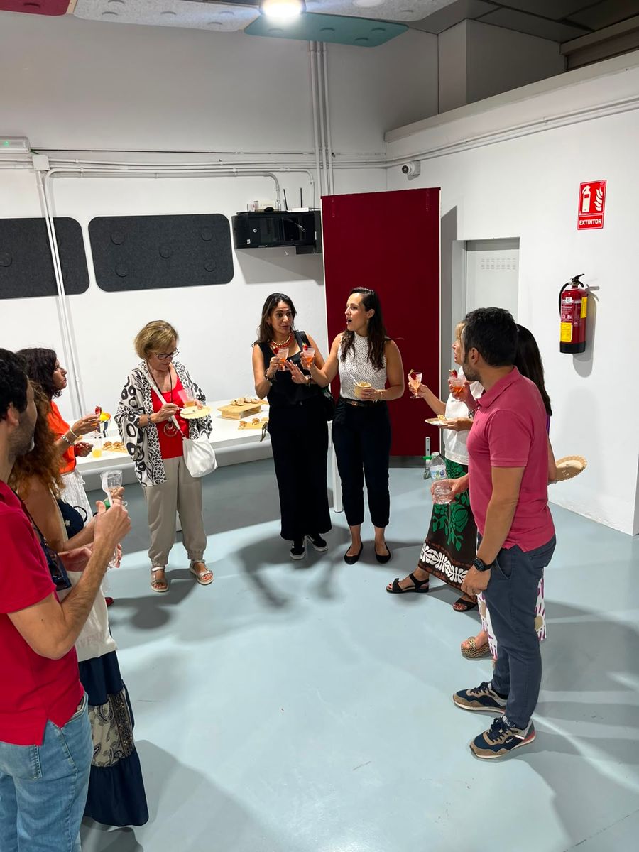 Asistentes conversando al término de una sesión de la comunidad energética
