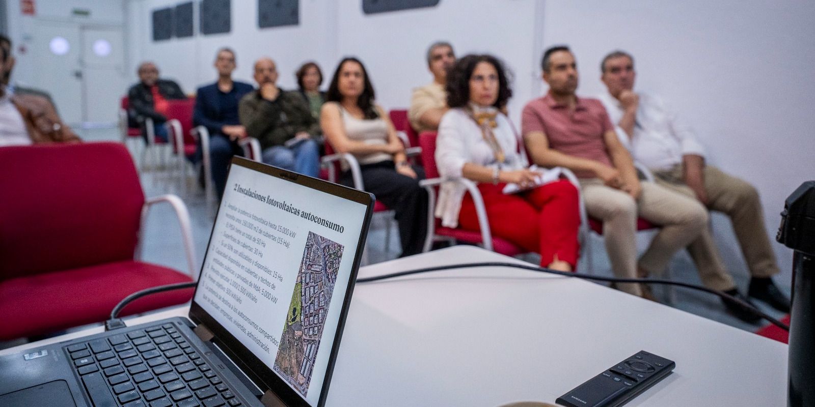 Asistentes a una jornada informativa de COEMA en Mairena del Aljarafe