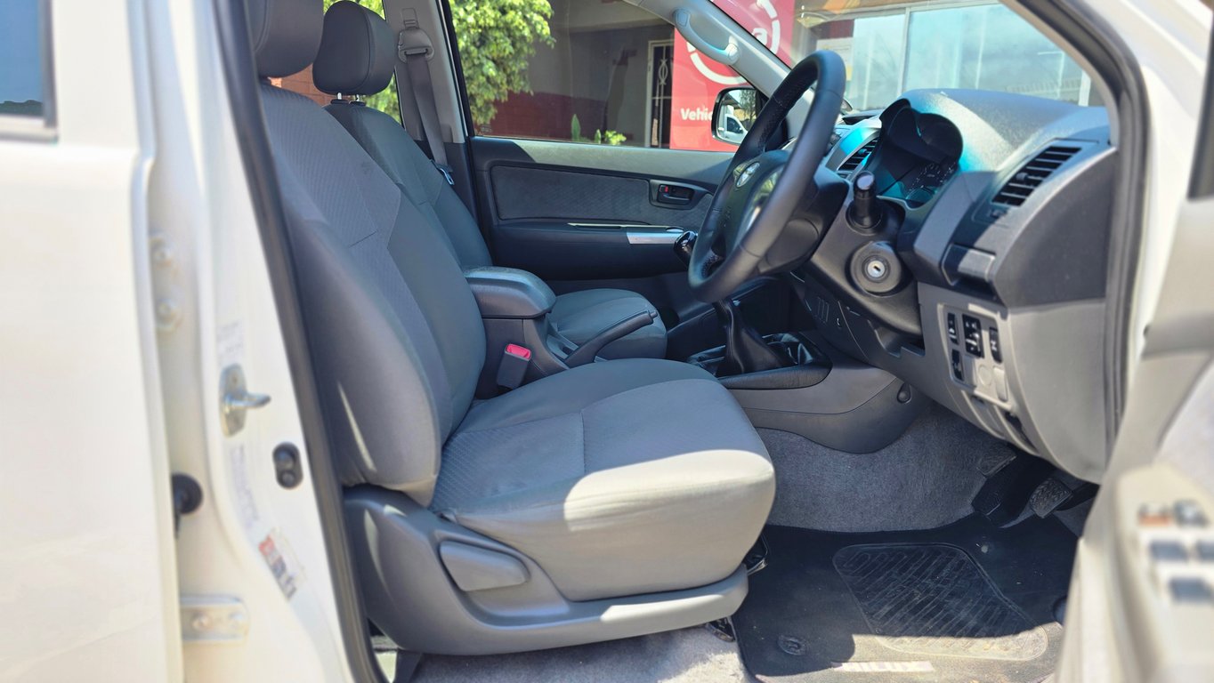 2014 Toyota Hilux 2.5D-4D 4X4 SRX Double Cab photo 5