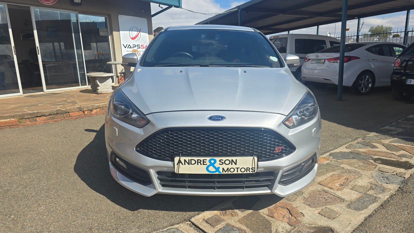 2015 Ford Focus 2.0 GTDI ST3 — another view