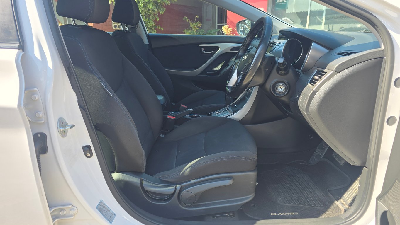 2014 Hyundai Elantra 1.8 Executive Auto photo 5