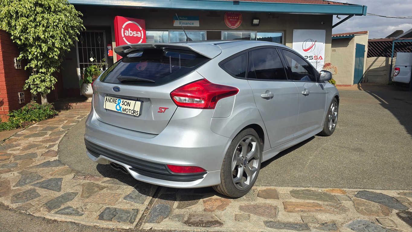 2015 Ford Focus 2.0 GTDI ST3 photo 3
