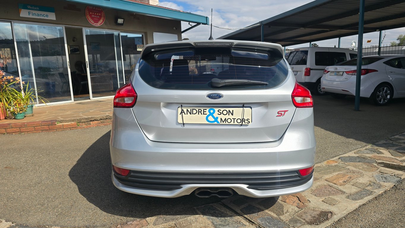 2015 Ford Focus 2.0 GTDI ST3 photo 4