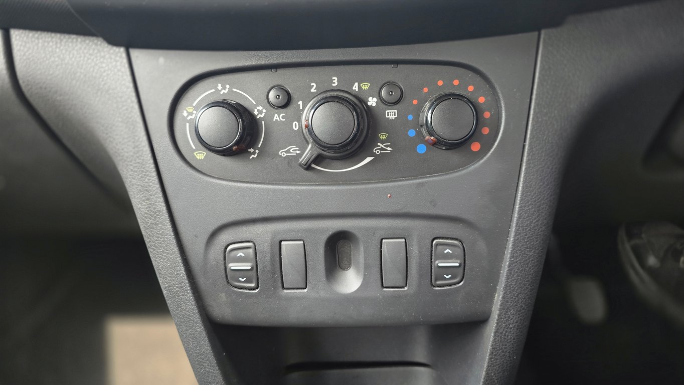 2015 Renualt Sandero 900T photo 12