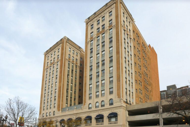 Sheridan Plaza Chicago 1 768 X 512 1 demonstrating ParqEx's smart parking technology in action.