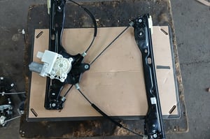 OPEL ASTRA K PODNOŚNIK SZYBY PRZEDNI LEWY 39142315