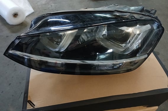 VW GOLF VII LAMPA PRZEDNIA LAMPA XENON EU 5G1941033 USZKODZONA.