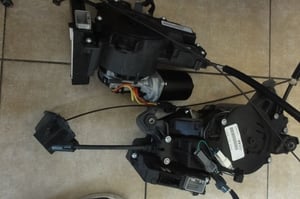 KIA CARNNAL MECHANIZM DRZWI TYŁ P/L