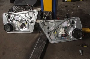 VW TIGUAN 5N MECHANIZM PODNOSZENIA SZYBY PRZÓD P/L