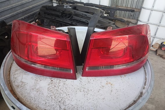 VW PASSAT B7 SEDAN LAMPA TYŁ P/L 3AE945096F/3AE945095C