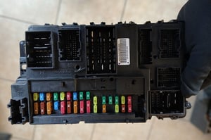 FORD MONDEO MK5 SKRZYNKA BEZPIECZNIKÓW GU5T-15604-BFD