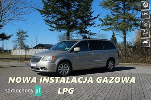Chrysler Town & Country Van 2013