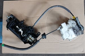 AUDI A1 8X ZAMEK DRZWI PRZEDNICH PRAWYCH 8X1857016C