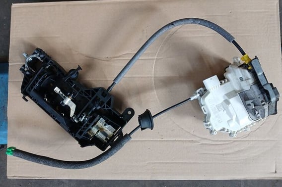 AUDI A1 8X ZAMEK DRZWI PRZEDNICH PRAWYCH 8X1857016C