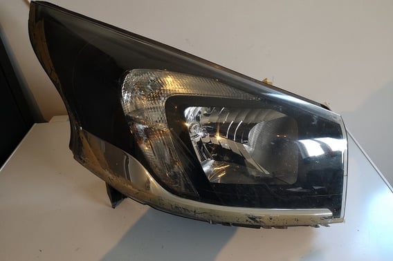 OPEL VIVARO B LAMPA PRZÓD PRAWA 260100647R
