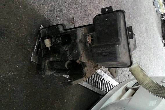 VW TIGUAN I ZBIORNIK PŁYNU DO SPRYSKIWACZY XENON 5N0955543