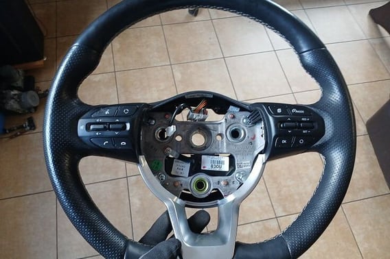KIA STONIC I KIEROWNICA MULTIFUNKCJA SKÓRA 56130-H8100