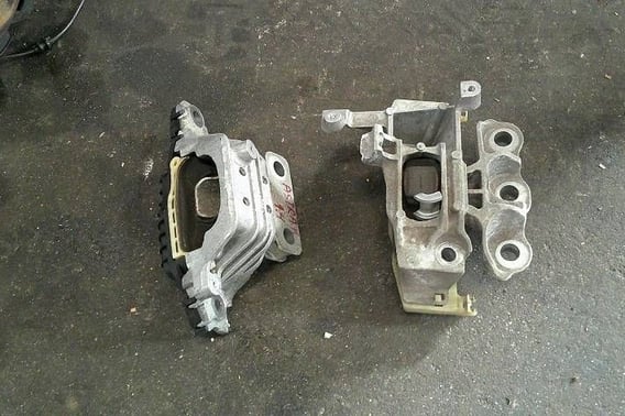 OPEL ASTRA K V 1,4T ŁAPA PODUSZKA SILNIKA 39215958