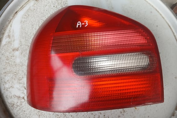 AUDI A3 8L LAMPA TYŁ LEWA 8L0945257
