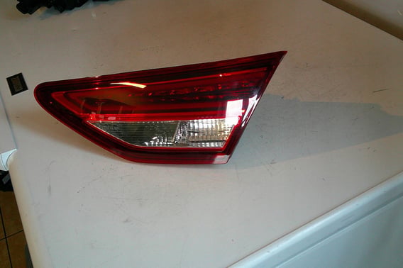 SEAT LEON III (5F) CUPRA HB LAMPA W KLAPĘ PRAWY TYŁ 5F0945308D