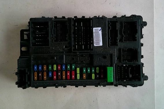FORD MONDEO MK5 SKRZYNKA BEZPIECZNIKÓW FU5T-15604-BAK