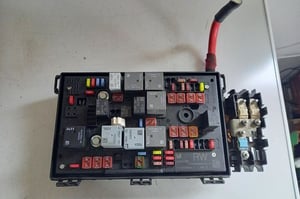 OPEL ASTRA J SKRZYNKA BEZPIECZNIKÓW 13343765