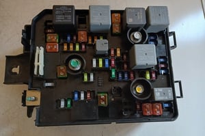 OPEL MOKKA SKRZYNKA BEZPIECZNIKÓW 95263750