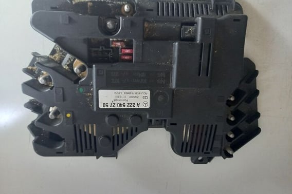 MERCEDES W222 SKRZYNKA BEZPIECZNIKÓW A2225402750